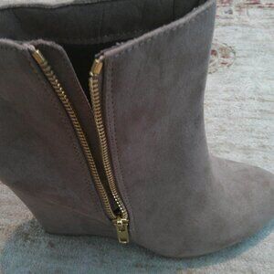 Never Worn Report Beige/Taupe Suede Wedge Boots Women's Size 7